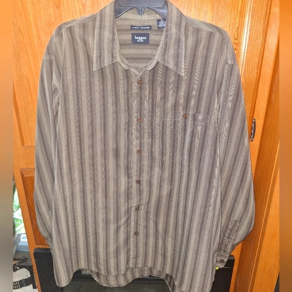 Haggar Men's Tan Striped Button Down Shirt In A Size XL. Outdoor, Active, Winter